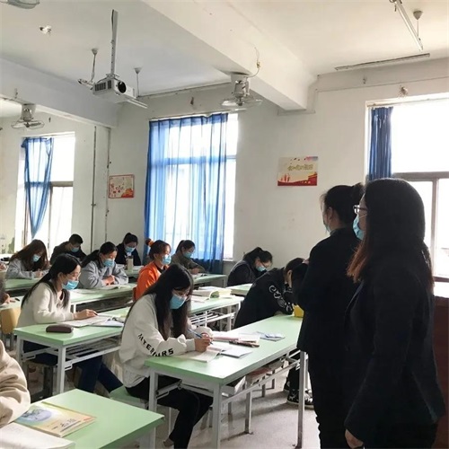 辛勤付出，暖心陪護(hù)：濟(jì)南應(yīng)用技術(shù)職業(yè)中等專業(yè)學(xué)校值班老師的一天