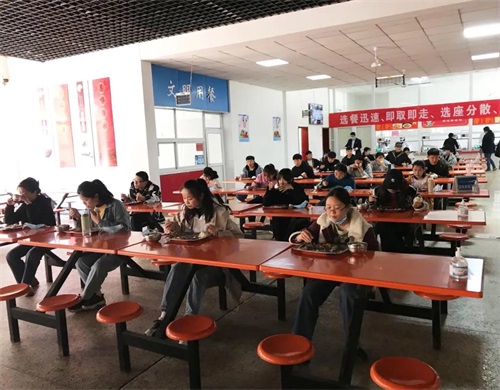 辛勤付出，暖心陪護(hù)：濟(jì)南應(yīng)用技術(shù)職業(yè)中等專業(yè)學(xué)校值班老師的一天