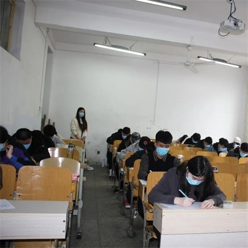 辛勤付出，暖心陪護(hù)：濟(jì)南應(yīng)用技術(shù)職業(yè)中等專業(yè)學(xué)校值班老師的一天