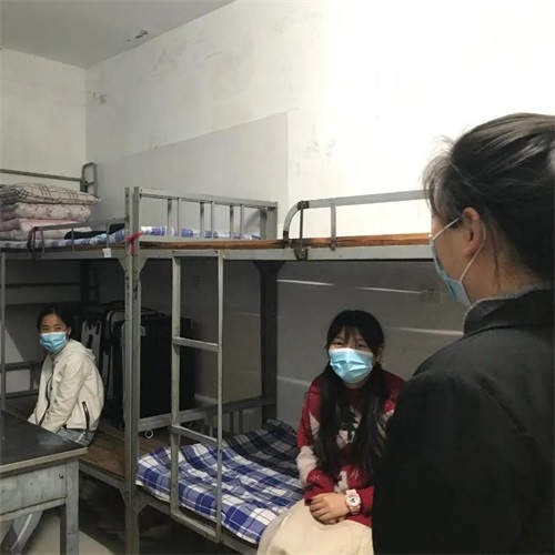 辛勤付出，暖心陪護(hù)：濟(jì)南應(yīng)用技術(shù)職業(yè)中等專業(yè)學(xué)校值班老師的一天