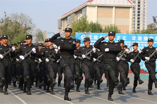 軍訓閱兵展風采，颯爽英姿致青春——金盾司法學?！皯c祝建國71周年暨2021年校閱式”大會隆重舉行