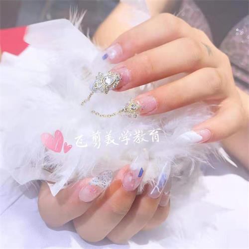 德州飛剪美容美發(fā)學(xué)校的美甲班學(xué)習(xí)時(shí)間長(zhǎng)嗎？