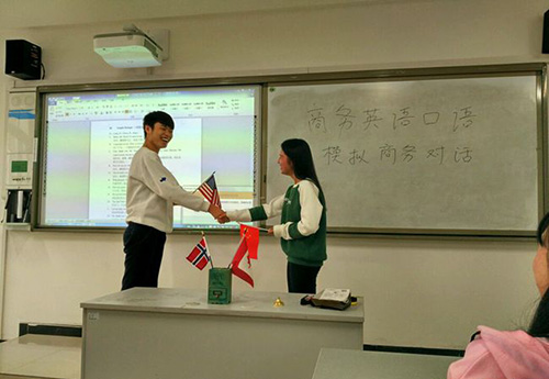 重慶運(yùn)輸職院學(xué)生在課堂上模擬商務(wù)英語(yǔ)會(huì)話