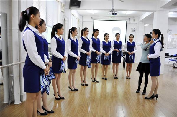 為什么到藍海職業(yè)學校學習酒店服務與管理？
