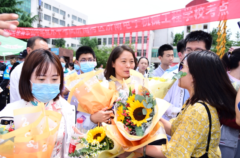 “鮮花與掌聲屬于你們”濟南電子機械工程學校完成中考初三考試工作