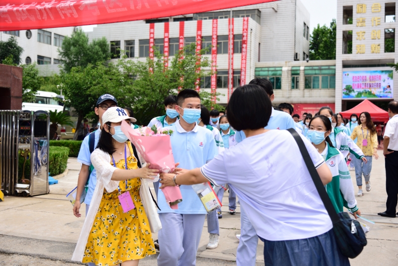 “鮮花與掌聲屬于你們”濟南電子機械工程學校完成中考初三考試工作