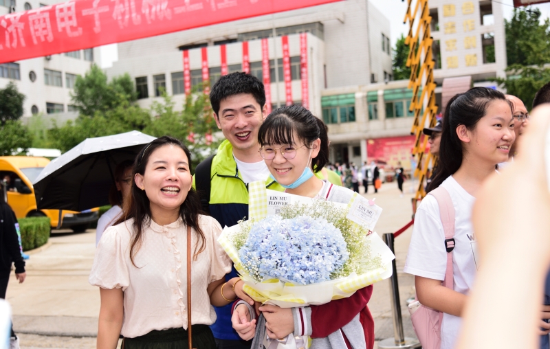 “鮮花與掌聲屬于你們”濟南電子機械工程學校完成中考初三考試工作