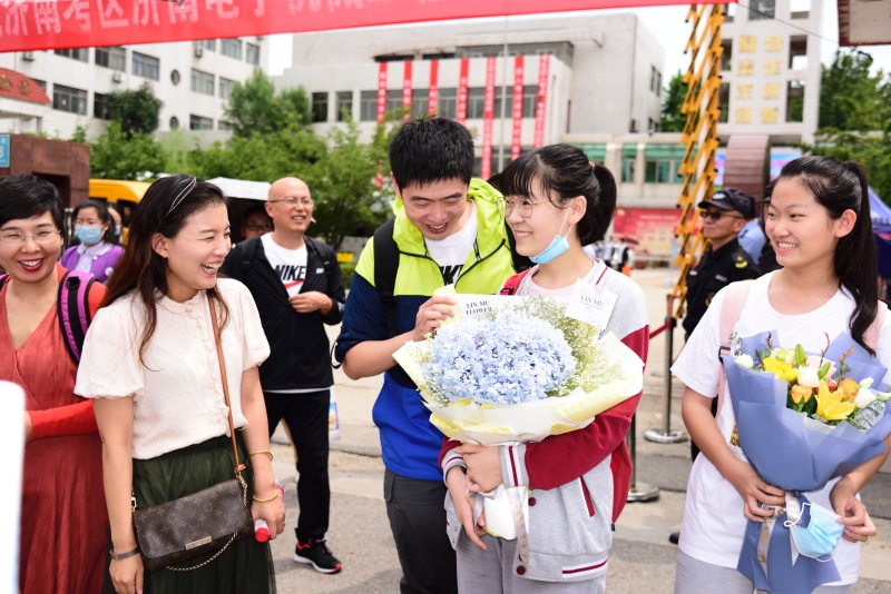 “鮮花與掌聲屬于你們”濟南電子機械工程學校完成中考初三考試工作