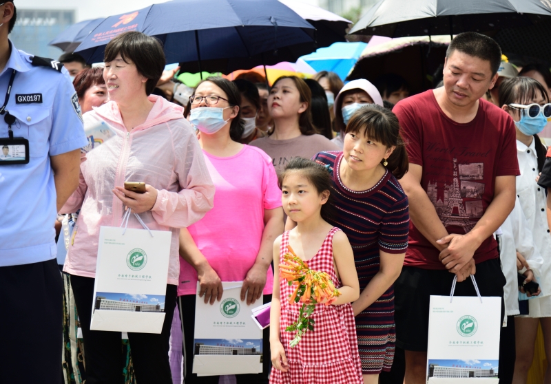 “鮮花與掌聲屬于你們”濟南電子機械工程學校完成中考初三考試工作